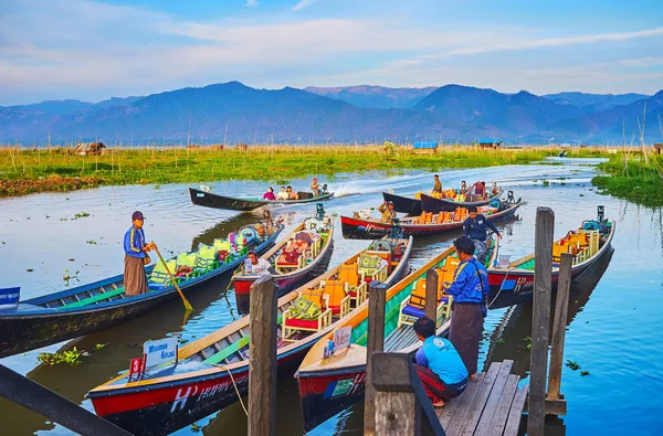 Ywama, Myanmar - 18 Şubat 2018: Nga Phe Chaung demirli kano ile kediler atlama üzerinde 18 Şubat Ywama içinde turistler için bekleyen Manastırı İskelesi.
