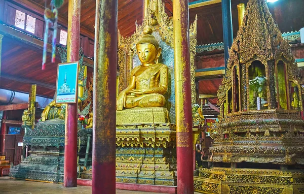 Ywama, Myanmar - 18 Şubat 2018: Başyapıt iç kediler - 18 Şubat Ywama içinde eski Budist manastır Inle Gölü, atlama Nga Phe Chaung Manastırı.