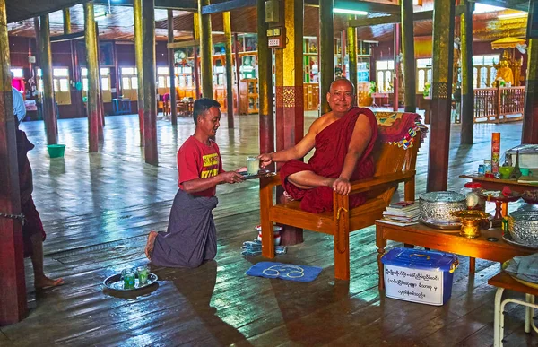 Ywama, Myanmar - 18 Şubat 2018: Gülümseyen Bhikkhu (Budist rahip) içecekler limonata içinde dua hall, Nga Phe Chaung üzerinde 18 Şubat Ywama içinde cats, atlama Manastırı.