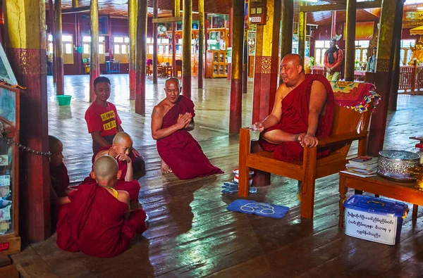 Ywama Μιανμάρ Φεβρουαρίου 2018 Νεαρά Αγόρια Samaneras Αρχάριος Μοναχοί Έχουν — Φωτογραφία Αρχείου