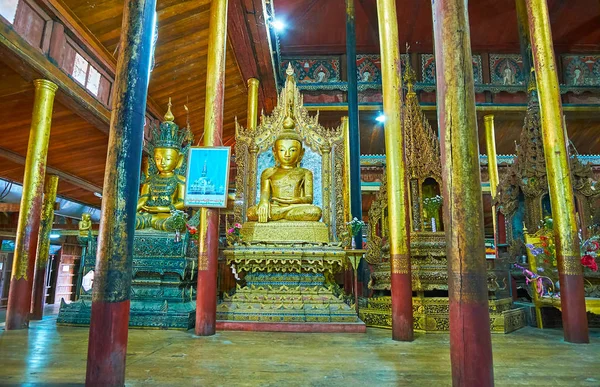 Ywama, Myanmar - 18 Şubat 2018: Kediler atlama Nga Phe Chaung Manastırı üzerinde 18 Şubat Ywama içinde dua Hall, Lord Buda'nın çok sayıda korunmuş görüntülerle üstün mimariye sahiptir.