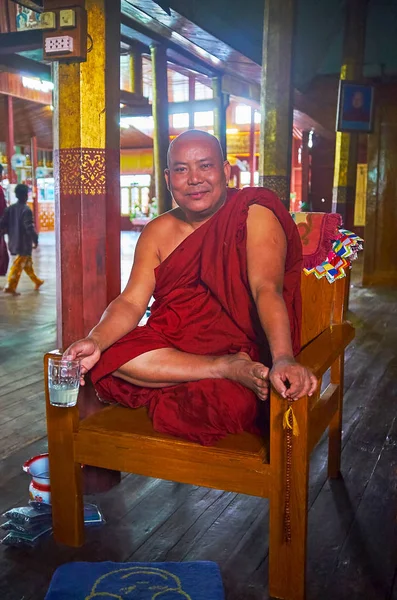 Ywama Barma Února 2018 Portrét Usmívající Mnich Bhikkhu Sedí Židli — Stock fotografie