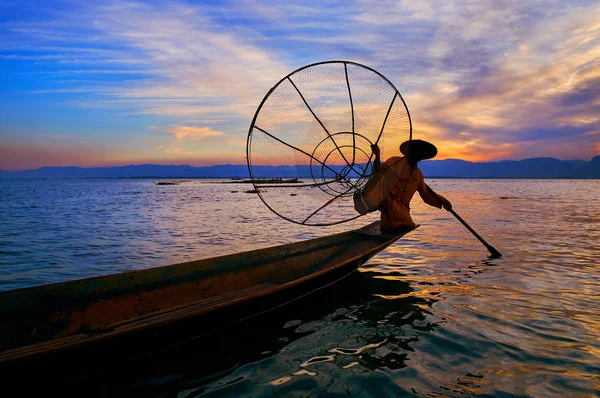 Bir gezi yapmak ve becerileri ve balıkçılık, Intha, Myanmar yerel yolu izlemek turist çeken bir bacaklı balıkçılar Inle Gölü, ilginç hileler.