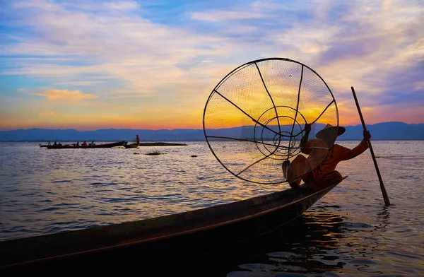 Geleneksel balıkçılık yolu ve benzersiz Inle Gölü, Intha, Myanmar fishemen yeteneklerini keşfetmek.