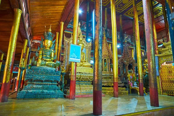 Ywama, Myanmar - 18 Şubat 2018: İç tarihsel Nga Phe Chaung çok sayıda altın sütunlar, kedilerle atlama üzerinde 18 Şubat Ywama içinde eski ahşap yapılar destekleyen Manastırı.