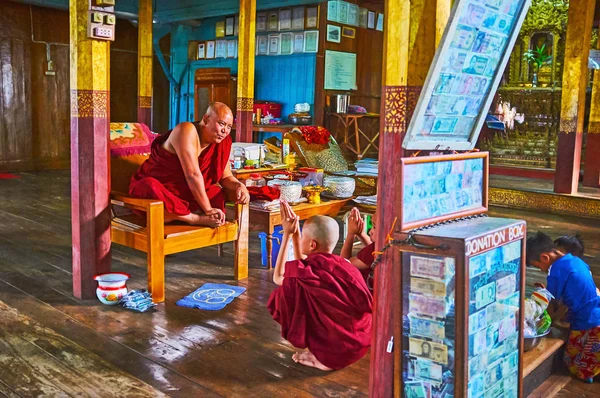 Ywama Myanmar Februar 2018 Der Bhikkhu Mönch Sitzt Auf Einem — Stockfoto