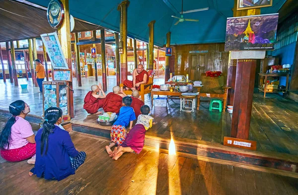 Ywama, Myanmar - 18 Şubat 2018: Nga Phe Chaung Manastırı'atlama kedi, 18 Şubat Ywama içinde Bhikkhu keşiş için dinlemede annelerin çocuklar ve samaneras (acemi rahipler), vaaz.