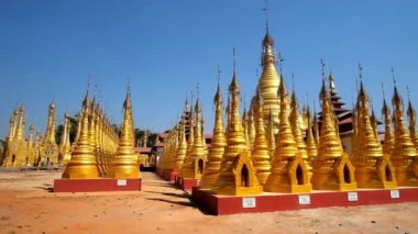 Modern altın stupas asmak Si Köyü, tarihi Kakku pagodadan sitesi, Taunggyi, Myanmar yanında yer alan içinde Budist manastır Panoraması.