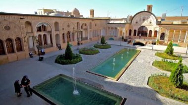 Kashan, Iran - 22 Ekim 2017: Tabatabaei tarihi evi 22 Ekim'de kaşan içinde avlu, süs Bahçe ve zengin bir şekilde dekore edilmiş portalları, çeşmeler ile geleneksel Fars mansion olduğunu. 