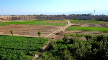 Panorama çiftlik topraklarını, Ortaçağ adobe sur Ghaleh kafa Kalesi korunmuş yakhchals - antik Evaporatif soğutucular, bir görünüm ile çevrili piramitler,: Kashan, Iran şeklinde.