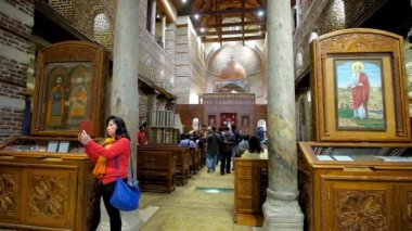 Cairo, Mısır - 23 Aralık 2017: İç Ortaçağ St Sergius ve Bacchus (Abu Serga) Kilisesi, dekore kakma sunak, simgeler, mermer sütunlar üzerinde Aralık 23, Kahire Kıpti çeyreğinde yer alan,