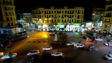 Cairo, Mısır - 23 Aralık 2017: Talat Harb meşgul hızlı gürültülü trafik, birçok yayalar ile 23 Aralık Kahire'de karenin çevresindeki tarihi konakları ve yol boyunca yürüyüş alanıdır.