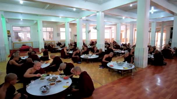 Bago Myanmar Şubat 2018 Bhikkhu Rahipler Bir Öğle Yemeği Büyük — Stok video