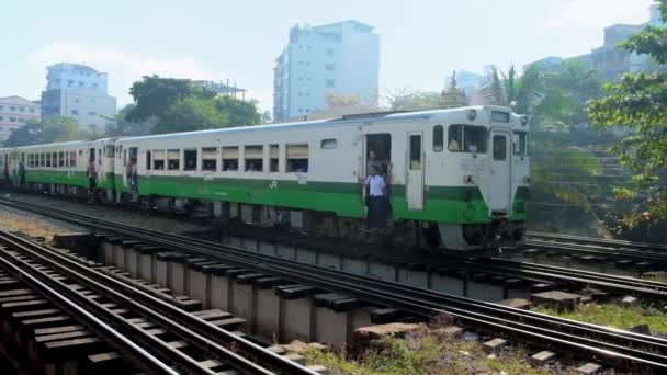 Yangon Myanmar Febbraio 2018 Vecchio Treno Avvicina Alla Stazione Centrale — Video Stock