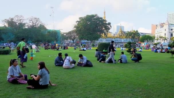 缅甸仰光 2018年2月15日 人们在 Bandula 花园的草坪上放松 在2月15日仰光的市中心野餐和家庭休息的绝佳去处 — 图库视频影像