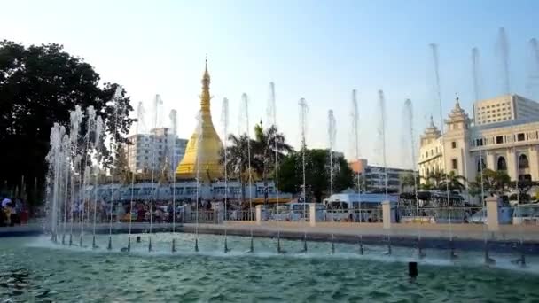 Yangon Myanmar Februari 2018 Vyn Golden Sule Pagoda Genom Fontänerna — Stockvideo