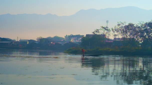 Falusi Horgászat Kajak Ködös Tharzi Hegyi Sziluettje Háttérben Nyaungshwe Mianmar — Stock videók