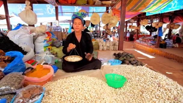 Kakku Myanmar Februari 2018 Marknaden Säljaren Etniska Gruppen Traditionell Klädsel — Stockvideo