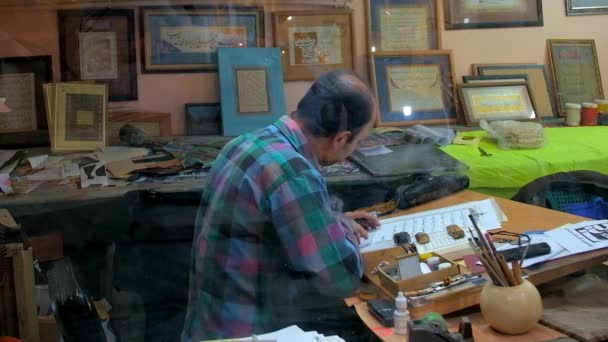 Kashan Iran October 2017 Calligrapher Rewrites Surahs Quran Sitting His — Stock Video