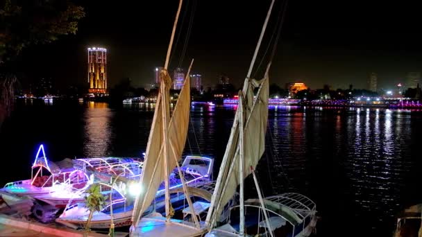 Cairo Mısır Aralık 2017 Akşam Yürüyüş Boyunca Corniche Dolgu Feluccas — Stok video