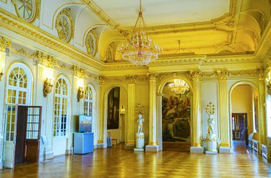 Saint Petersburg, Rusya Federasyonu - 26 Nisan 2015: Menshikov büyük salonu Sarayı zengin oyma yaldızlı sıva ve mermer heykel sergisi, Nisan 26, S. Petersburg ile dekore