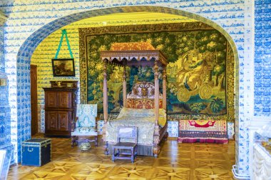 Saint Petersburg, Rusya Federasyonu - 26 Nisan 2015: Menshikov Palace zamanının en zengin bir şekilde dekore edilmiş yapı, o pahalı chineese halılar, Hollandalı çini ve lüks ahşap mobilya, Nisan 26, S. Petersburg boyalı övünme