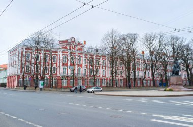 Twelwe Üniversitesi setin içinde inşa Collegia denilen büyük yapı güzel cephe süsleme Petrine barok stili, Saint Petersburg, Rusya Federasyonu iyi bir örnektir