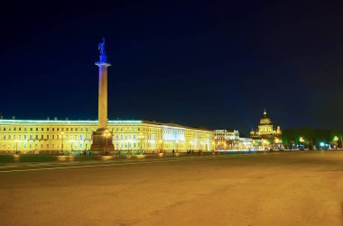 Saray Meydanı yüksek Alexander sütun ortasında, St. Petersburg, Rusya Federasyonu ile şehrin ana Meydanı olduğunu