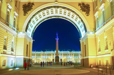 Zafer Arch Genel Kurmay binası ile görünüm Kışlık Sarayın ve Alexander Colunm ortasında, St. Petersburg, Rusya Federasyonu