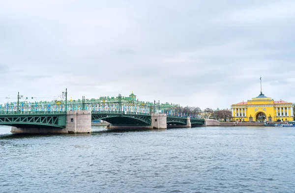 San Petersburg Rusia Abril 2015 Vista Sobre Puente Del Palacio —  Fotos de Stock