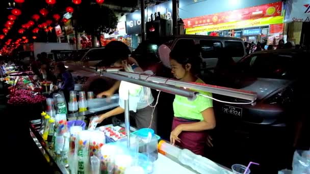 Yangon Mianmar Fevereiro 2018 Vendedores Ambulantes Preparam Coquetéis Doces Com — Vídeo de Stock