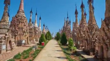 Kakku, Myanmar - 20 Şubat 2018: Başında, 20 Şubat Kakku içinde tarih boyunca yönünden Kakku pagodadan eski sitenin güzel HTI şemsiye ile korunmuş stupas manzaralı yürüyüş.