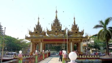 Yangon, Myanmar - 27 Şubat 2018: Üzerinde 27 Şubat Yangon yapılan Zayer Yar Aung Myay manastır süslü kapısı etrafında daireler kuşlar sürüsü.