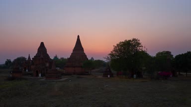 Alacakaranlık korunmuş tuğla pagodadan ve tapınaklar, Myanmar ile eski Bagan antik arkeolojik site iner.