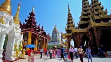 Yangon, Myanmar - 27 Şubat 2018: Turist ve hacılar Shwedagon Pagoda, ünlü seçkin mimarisi, çok sayıda dini nesneler ve ilgi, yerleri için 27 Şubat Yangon yapılan ziyaret.