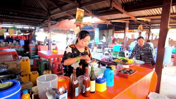 Kakku ミャンマー 2018 Kakku パゴダ市場の小さなカフェのオープンエア キッチン 売り手伝統的なスープの準備クライアント Kakku — ストック動画
