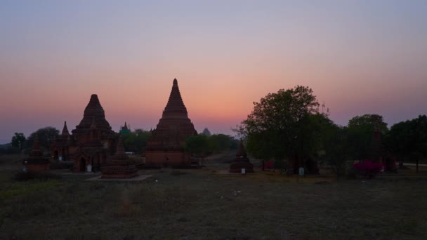 Crepúsculo Desciende Sobre Antiguo Sitio Arqueológico Del Viejo Bagan Con — Vídeos de Stock