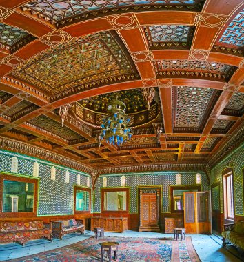 Cairo, Mısır - 24 Aralık 2017: Resepsiyon sarayda Manial oymalı tavan ekranlarda ile karmaşık ve lüks doğal Fas salonu kubbe, 24 Aralık Kahire'deki Türk avize