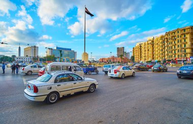 Cairo, Mısır - 24 Aralık 2017: Midan Tahrir Meydanı, Aralık 24, Kahire şehir merkezinin merkezi yerlerinden biri üzerinde yoğun trafik