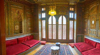 Cairo, Mısır - 24 Aralık 2017: Süslü süslemeleri konuk odasında Manial oyma ahşap ve boyalı desenleri ile karmaşık sarayda Resepsiyon 24 Aralık Kahire