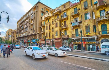Cairo, Mısır - 24 Aralık 2017: Arka plan, 24 Aralık Kahire'de eski püskü binalarda manzaralı Qasr Al Nil Caddesi trafikte