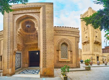 Manial Sarayı Camii Iwan (portal), windows ve güzel minare, Arap ekranlarda şekillerinin oyulmuş başyapıt ile cephe Fas tarzında, Kahire, Mısır inşa.