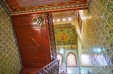 Cairo, Mısır - 24 Aralık 2017: İyi tilework Manial karmaşık, Resepsiyon Salonu sarayında oyma ahşap merdiven üzerinde 24 Aralık Kahire orta ile