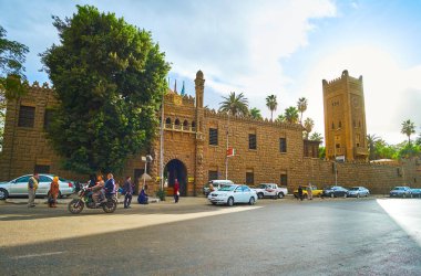 Cairo, Mısır - 24 Aralık 2017: Manial Sarayı kompleksi ile geçit, Fas Saat Kulesi - minare ve taş duvar, cephe üzerinde 24 Aralık Kahire'deki bir çit hizmet