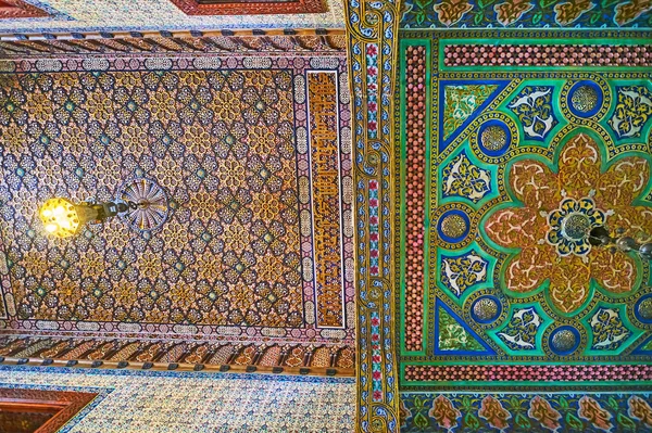 カイロ エジプト 2017 しっくい仕上げとカラフルなアラベスクの 日カイロで複雑な Manial のフロント宮殿のホールで異なる天井パネル — ストック写真