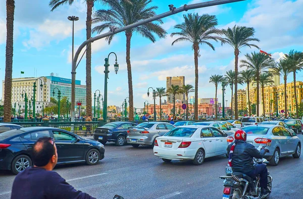 Cairo, Mısır - 24 Aralık 2017: Trafik jam Midan Tahrir Meydanı girişine Qasr El Eyni caddesine uzun palmiye ağaçları ve 24 Aralık Kahire Mısır Müzesi arka plan üzerinde turuncu bina sıra ile