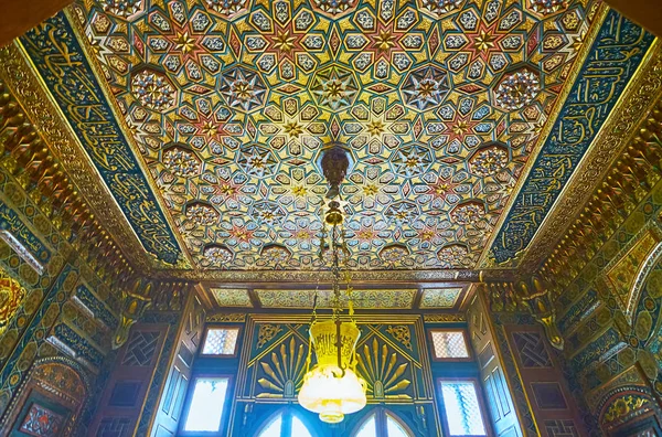 カイロ エジプト 2017 フロント宮殿の Manial 複雑な客室の天井で飾られたアラベスク アラビア書道 ムカルナス装飾品 カイロで — ストック写真