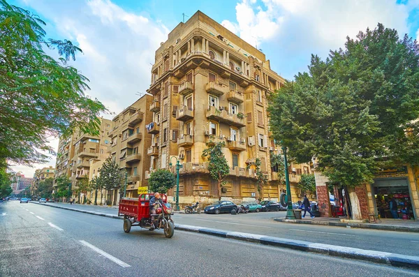 2017年12月24日 在市中心的一条空旷的道路上 与高大的生活建筑和商店 在12月24日在开罗 — 图库照片