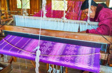 Inpawkhon, Myanmar - 18 Şubat 2018: Üretim ipek kumaş - Birmanya kadına Inle Gölü üzerinde 18 Şubat Inpawkhon içinde yer alan el tezgâhı Tekstil Atölyesinde işe.