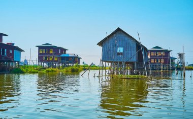 Inle Gölü köyleri Uzunbacak ile Balık tutma evler, el sanatları ilginç ve çiftlikleri Birmanya çiftçiler, Myanmar kayan ile yerel çalıştaylar güzel keşfetmek için turist çeken.